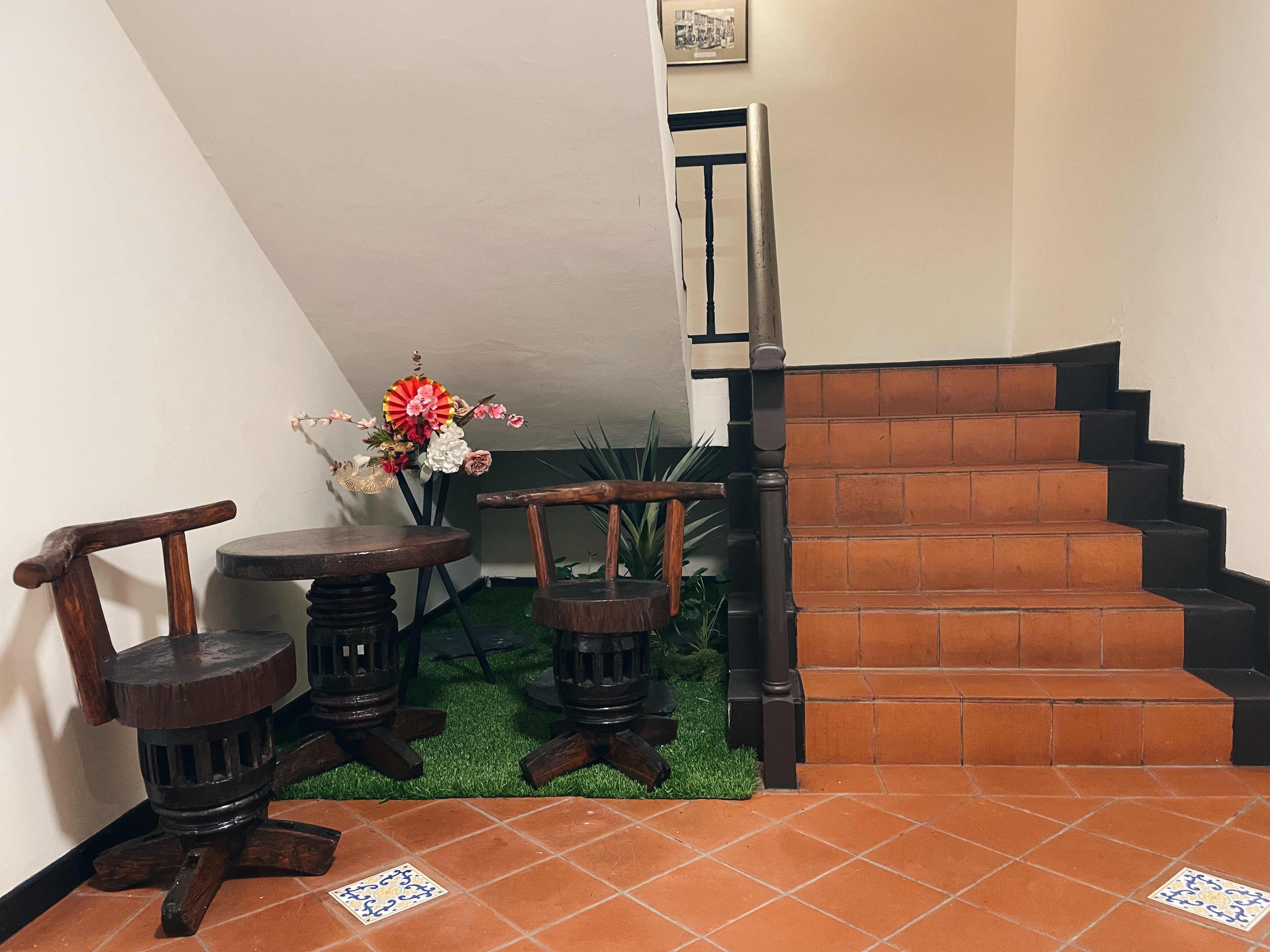 Staircase lobby on level 1 of iNN at Temple St